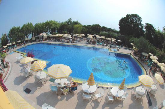 Parc Hotel Gritti – Zwembad met parasols, Bardolino