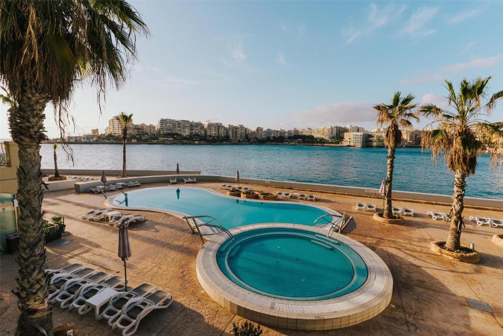 Cavalieri Art Hotel – Zwembad en baai, St. Julian's