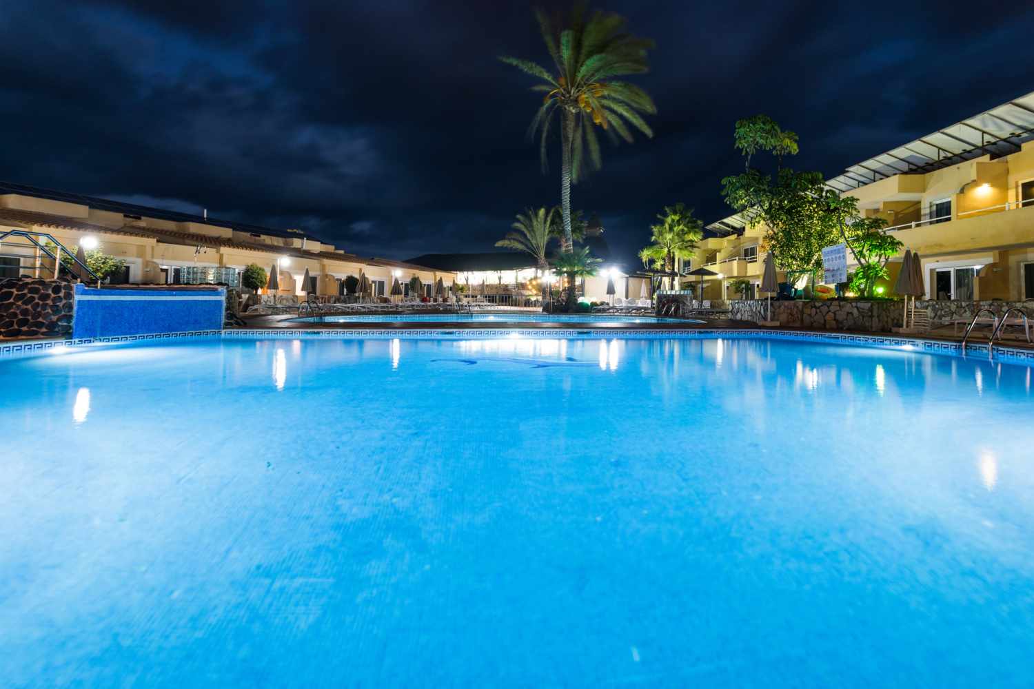 Hotel Arena Suite – Zwembad bij avond, Corralejo