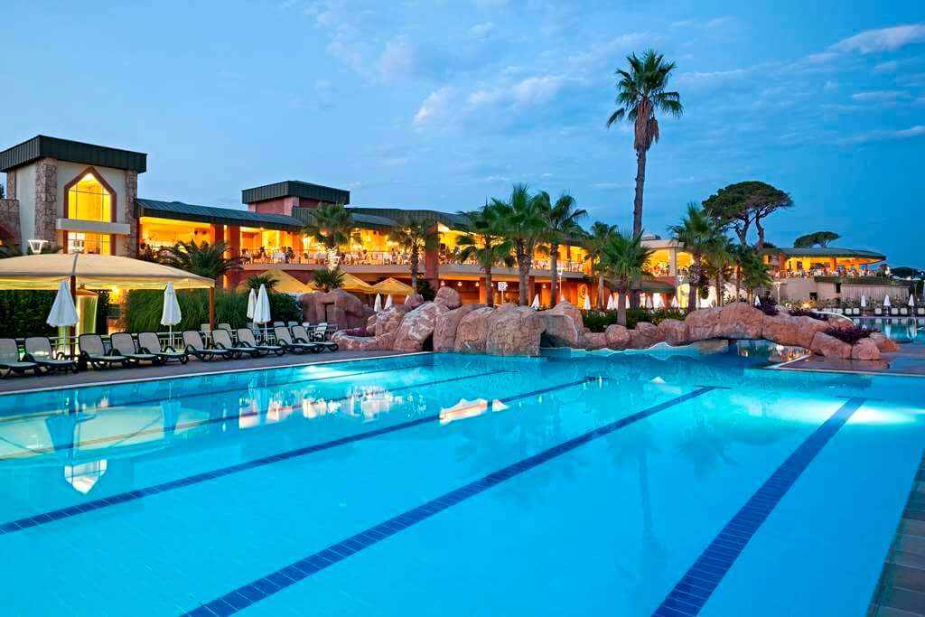 Pine Beach Belek – Zwembad bij avond, Belek