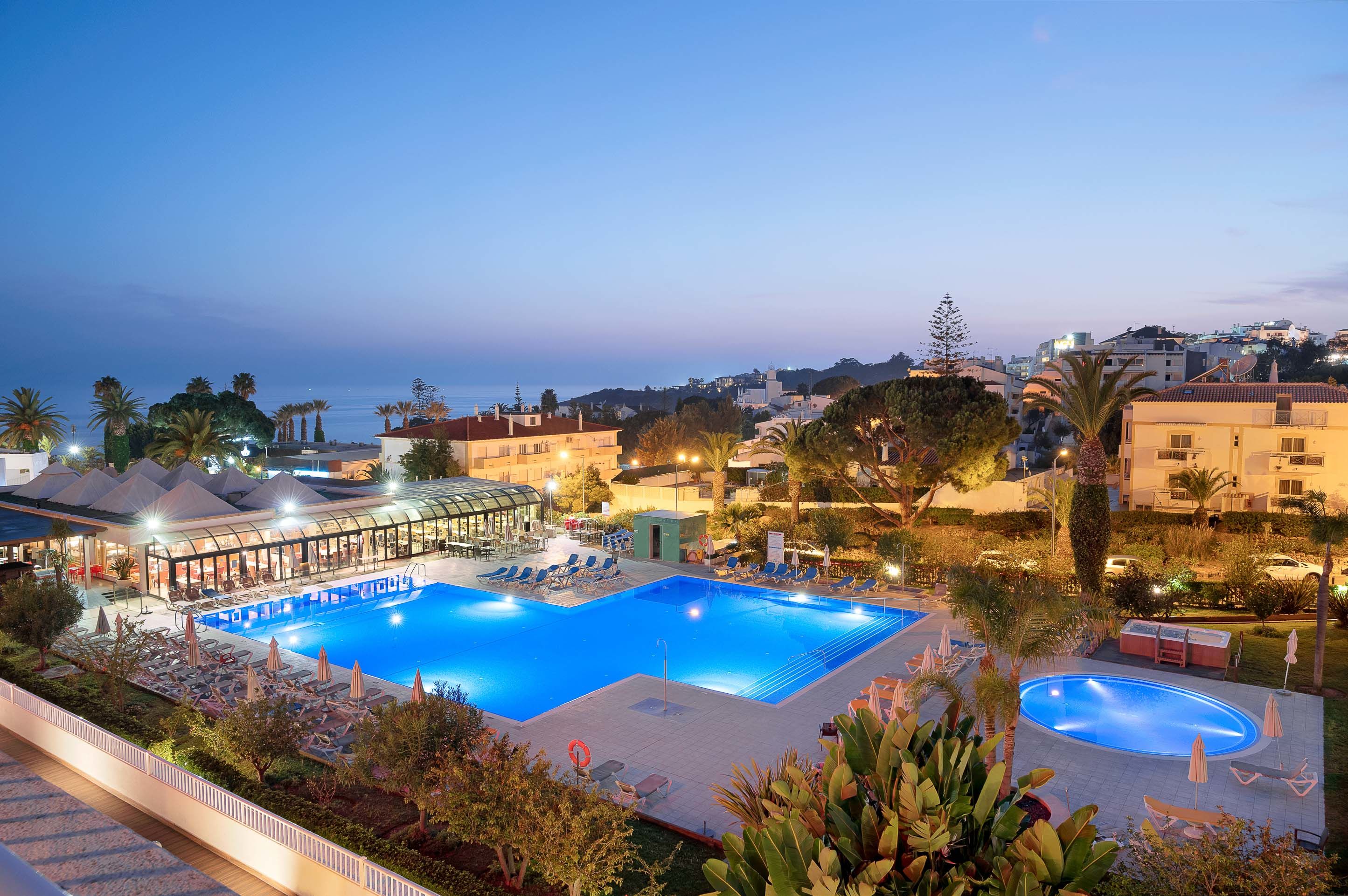 Muthu Clube Praia da Oura – Zwembad bij avond, Albufeira