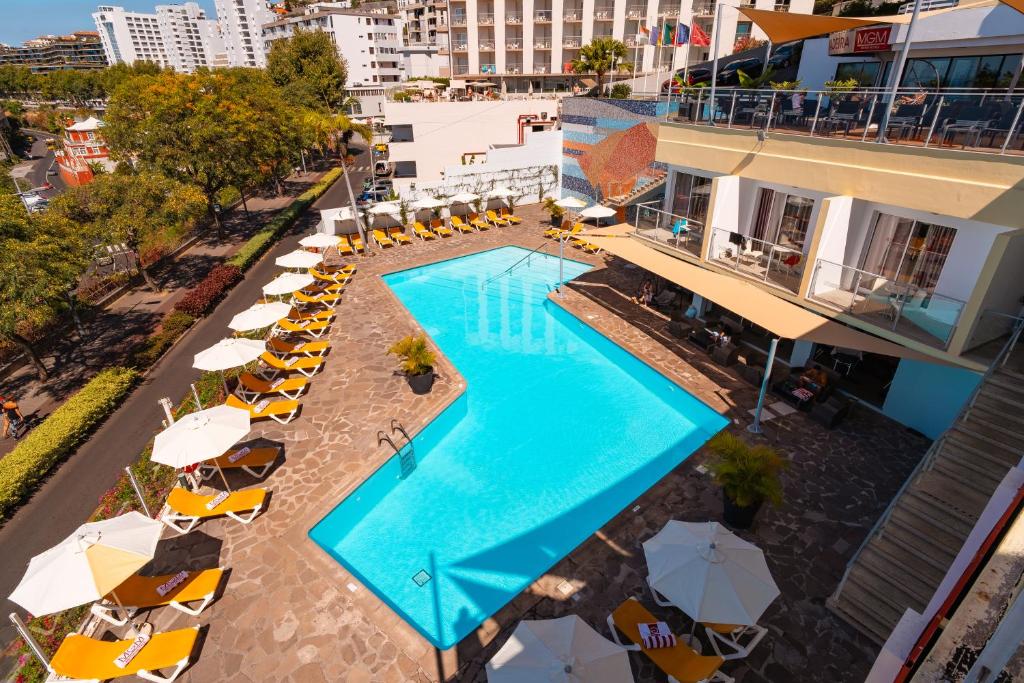 Muthu Raga Madeira Hotel – Zwembad met ligbedden, Funchal