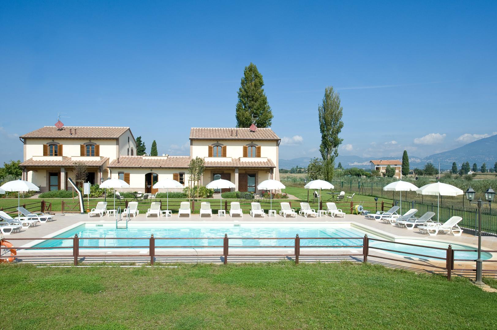 Le Rondini di Francesco di Assisi – Zwembad met gazon, Cannara