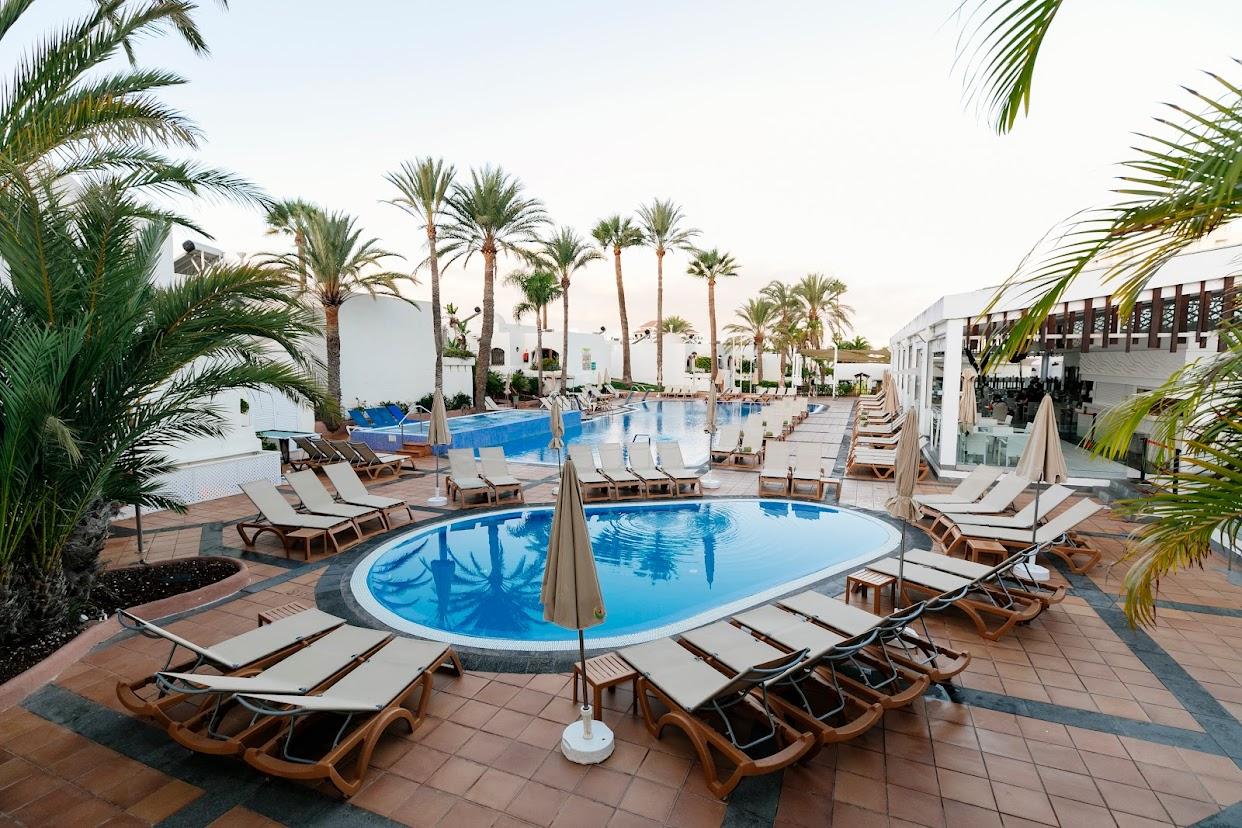 HD Parque Cristóbal Tenerife – Zwembad met ligbedden, Playa de las Americas