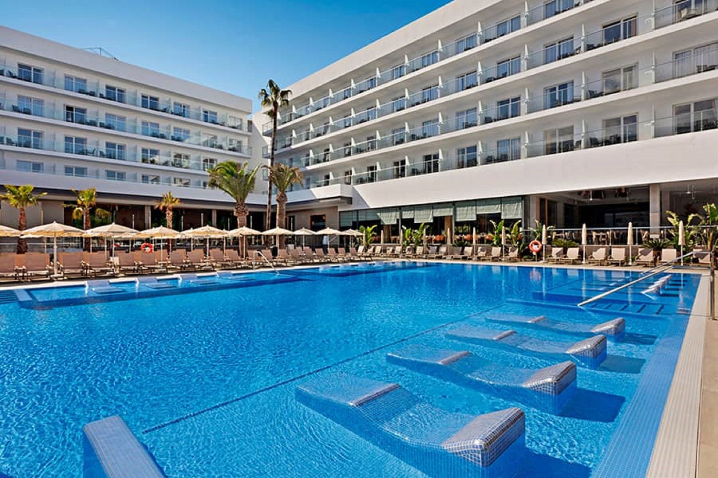 Hotel Riu Playa Park – Zwembad met ligbedden, Playa de Palma