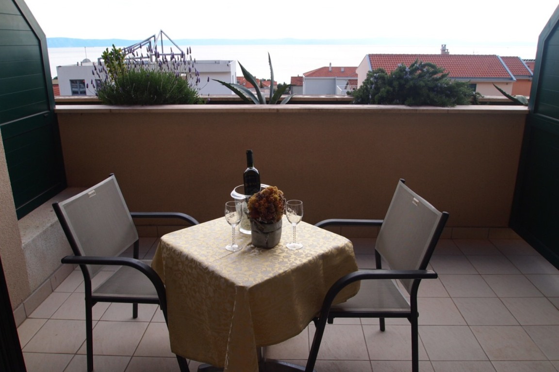 Apartments Agava – Terras met tafel, Makarska