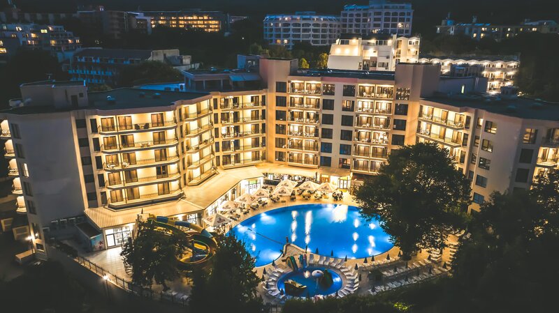 Prestige Hotel & Aquapark – Hotel bij avond, Golden Sands
