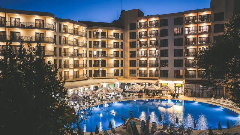 Prestige Hotel & Aquapark – Zwembad bij avond, Golden Sands