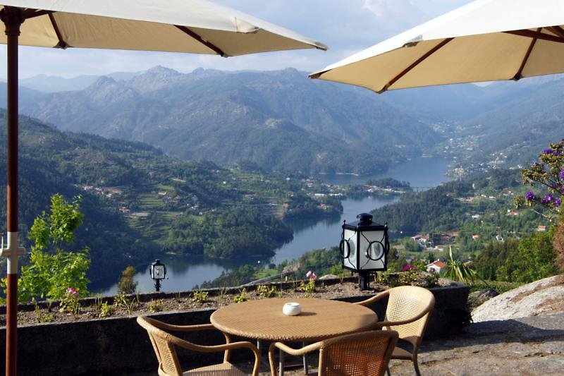 Pousada Caniçada, Geres - Charming Hotel – Terras met uitzicht op het meer, Gerês