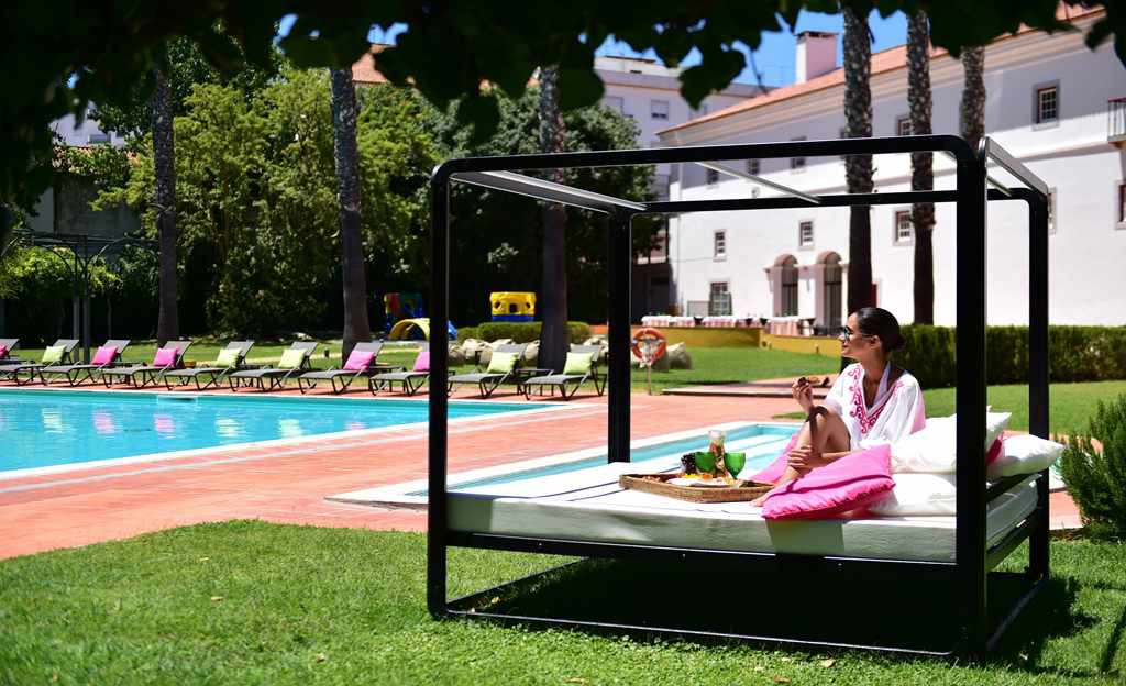 Pousada Convento Beja - Historic Hotel – Loungebed bij zwembad, Beja