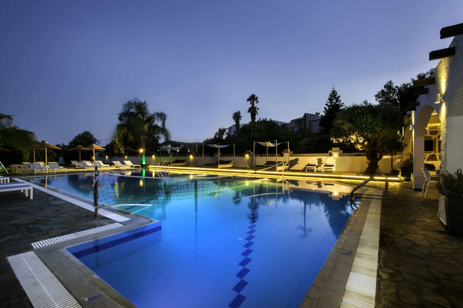 Malibu Boutique Studios – Zwembad bij avondlicht, Faliraki