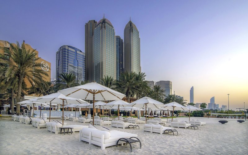 Sheraton Abu Dhabi Hotel & Resort – Strand met parasols, Abu Dhabi