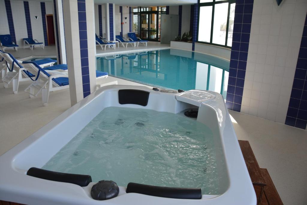 Jardim Atlantico – Binnenzwembad met jacuzzi, Prazeres