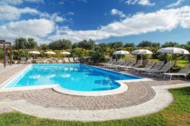 Agriturismo Vultaggio – Zwembad met parasols, Guarrato