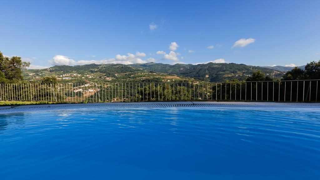 Douro Palace Hotel Resort & Spa – Zwembad met uitzicht op dal, Baião