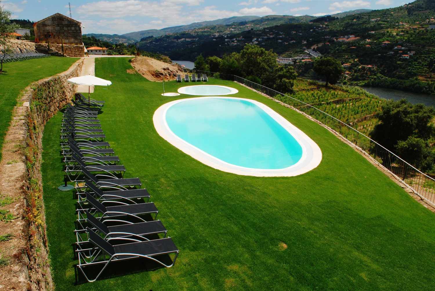 Douro Palace Hotel Resort & Spa – Zwembad met ligbedden op gras, Baião