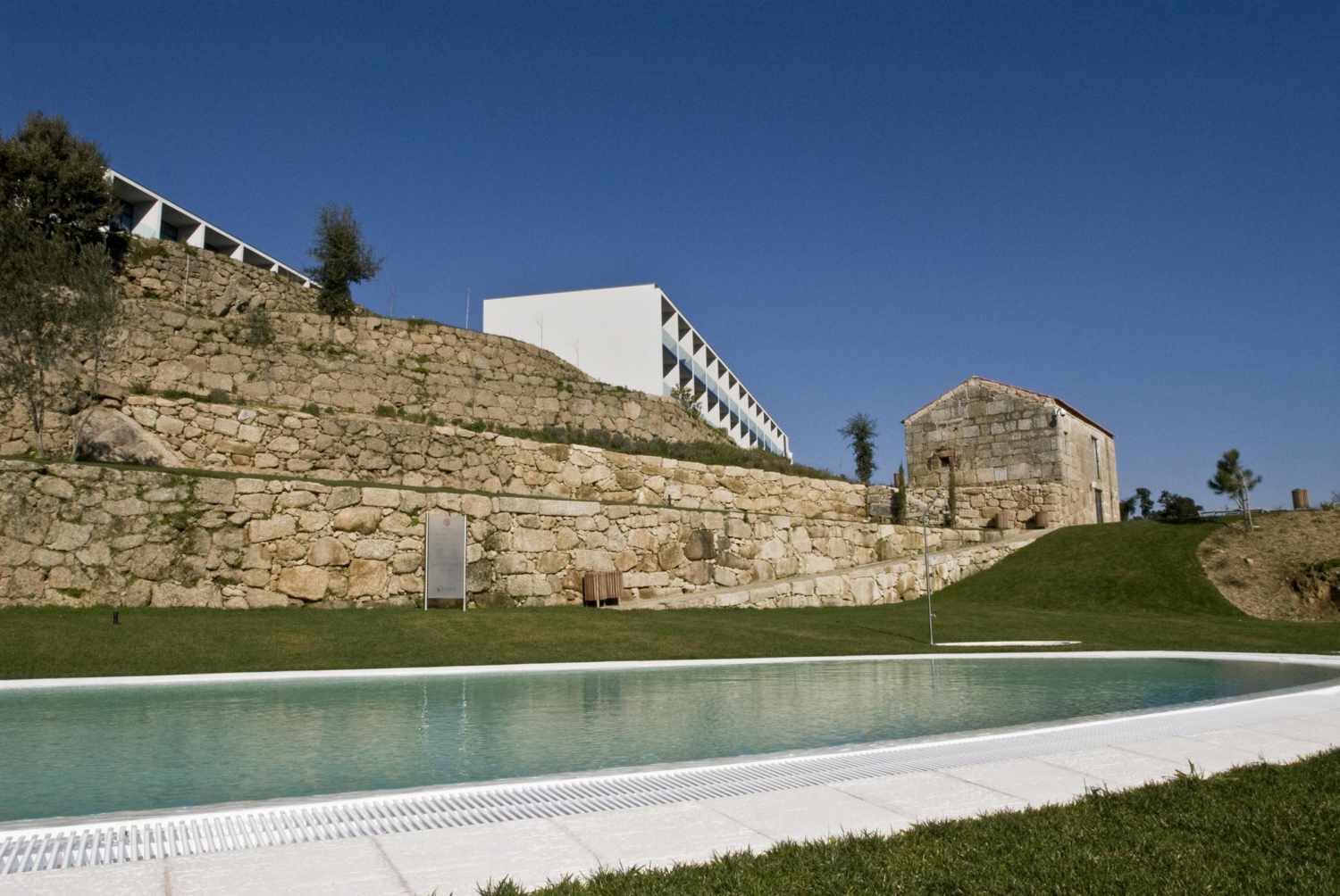 Douro Palace Hotel Resort & Spa – Zwembad bij stenen muur, Baião