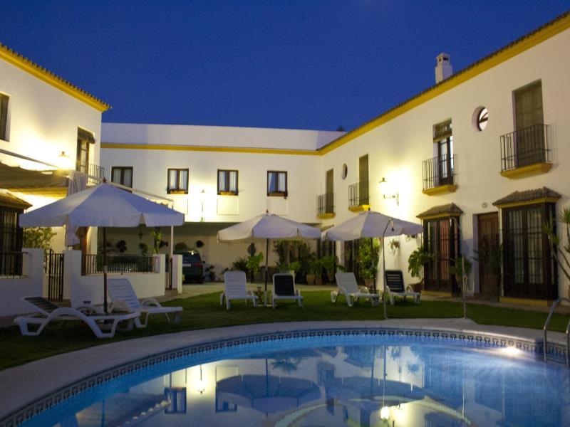 Hacienda Olontigi – Binnenplaats met zwembad, Aznalcázar