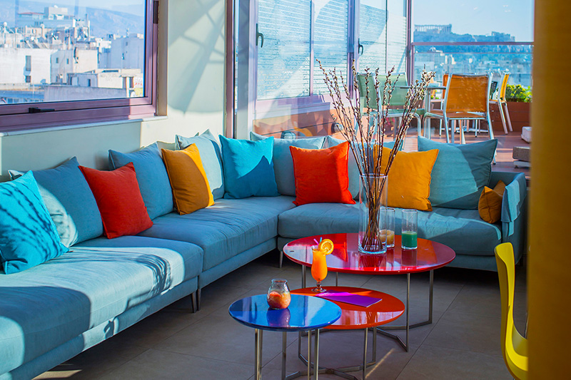 Novus City Hotel – Lounge met kleurrijke kussens, Athene