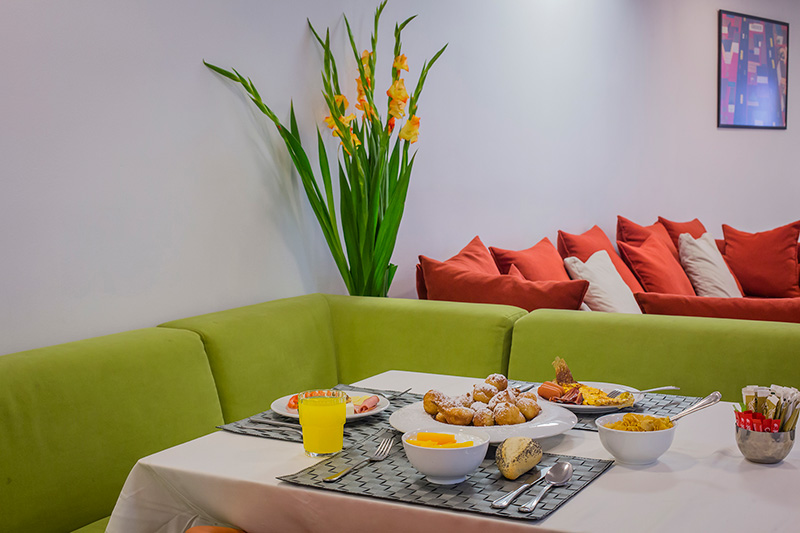Novus City Hotel – Ontbijt aan tafel, Athene