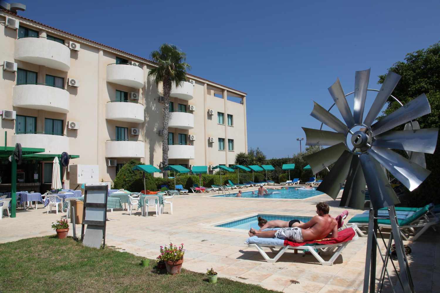 Mandalena Hotel Apartments – Zwembad met windmolen, Protaras