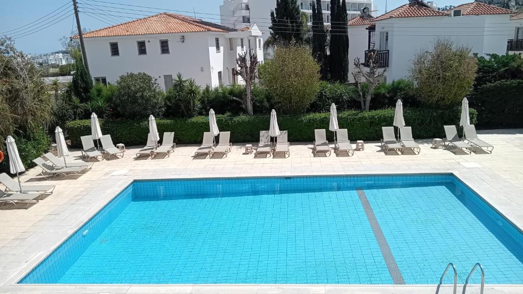 Mandalena Hotel Apartments – Zwembad met ligbedden, Protaras