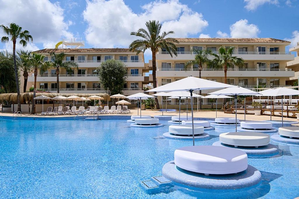 FERGUS Club Mallorca Waterpark – Zwembad met loungebedden, Magaluf
