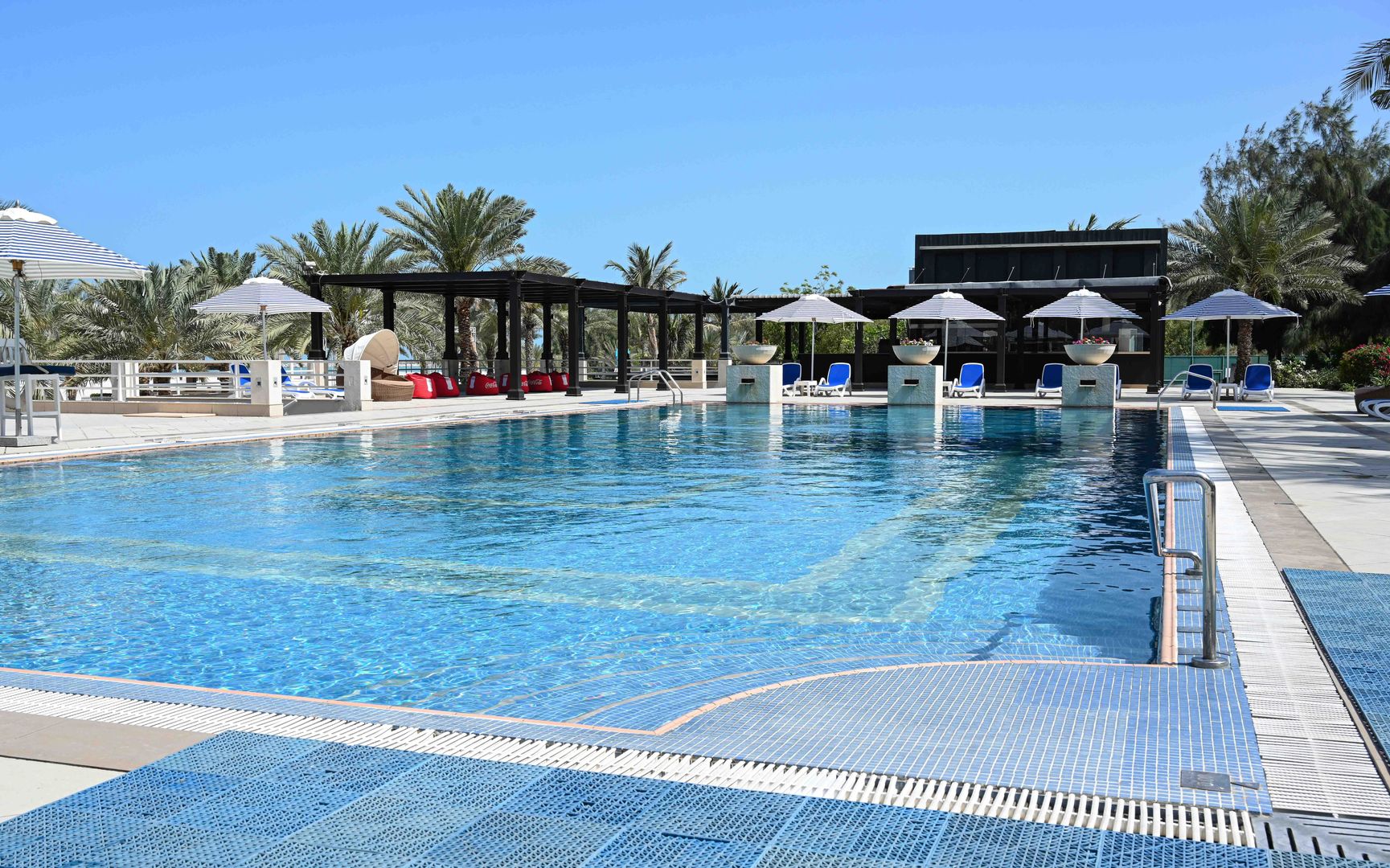 Al Hamra Residence – Zwembad met parasols, Ras al Khaimah