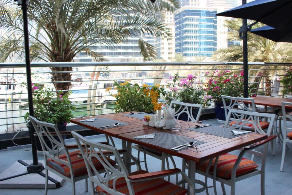Signature Hotel Apartments & Spa Marina – Terras met jachthaven, Dubai