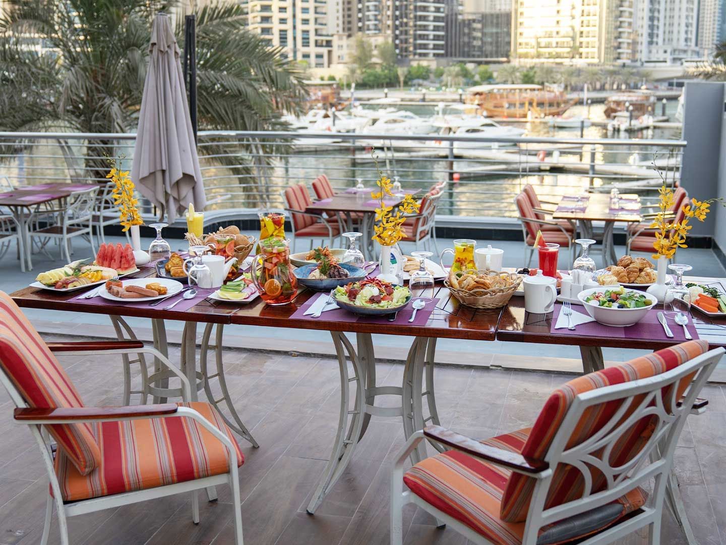 Signature Hotel Apartments & Spa Marina – Ontbijt op terras, Dubai