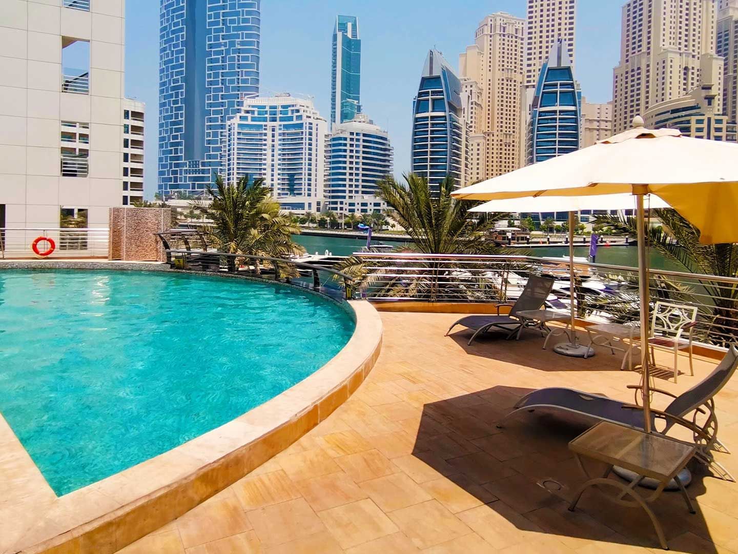 Signature Hotel Apartments & Spa Marina – Zwembad met skyline, Dubai