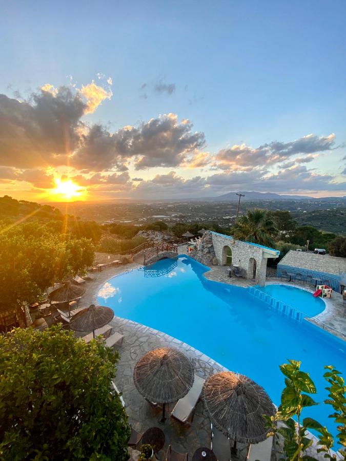 Arolithos Traditional Cretan Village – Zwembad bij zonsondergang, Arolithos