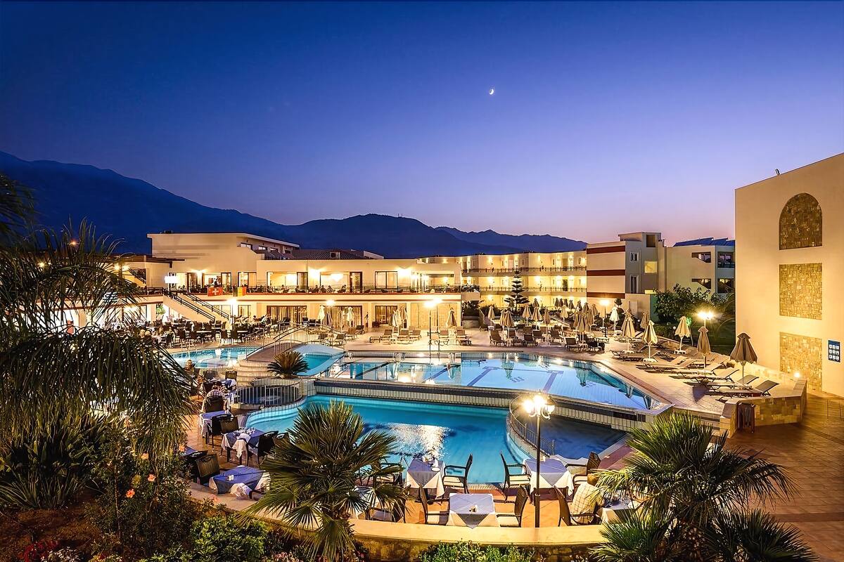 Vantaris Palace – Zwembad bij avond, Kavros