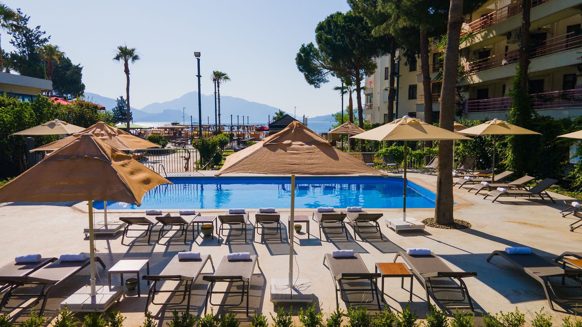 Hotel Caprea – Zwembad met ligbedden, Marmaris