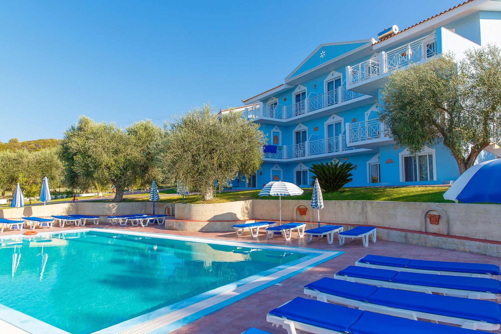 Filoxenia Hotel - Apartments – Zwembad en gevel, Theologos