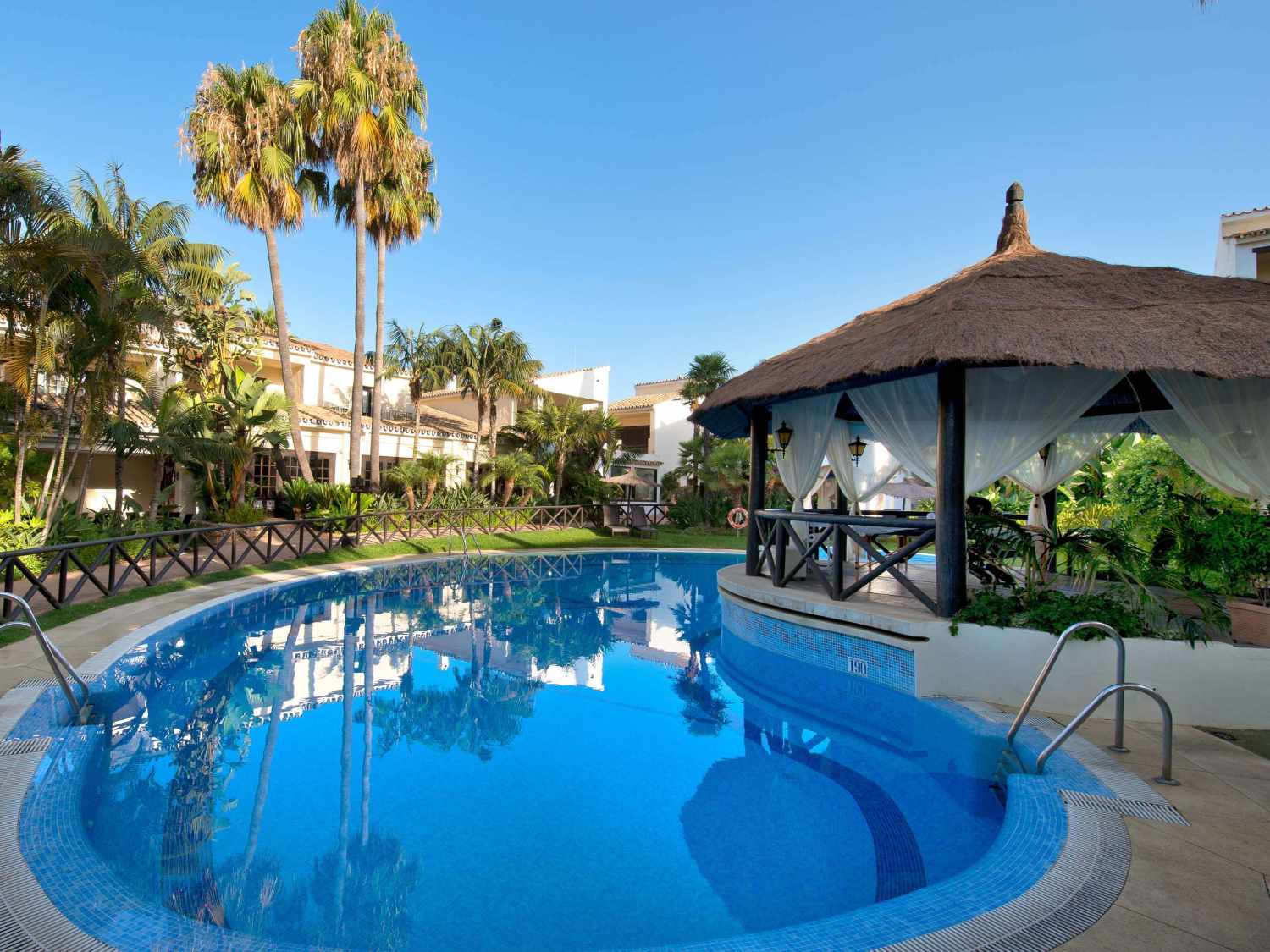 BlueBay Banús – Zwembad en overkapping, Marbella