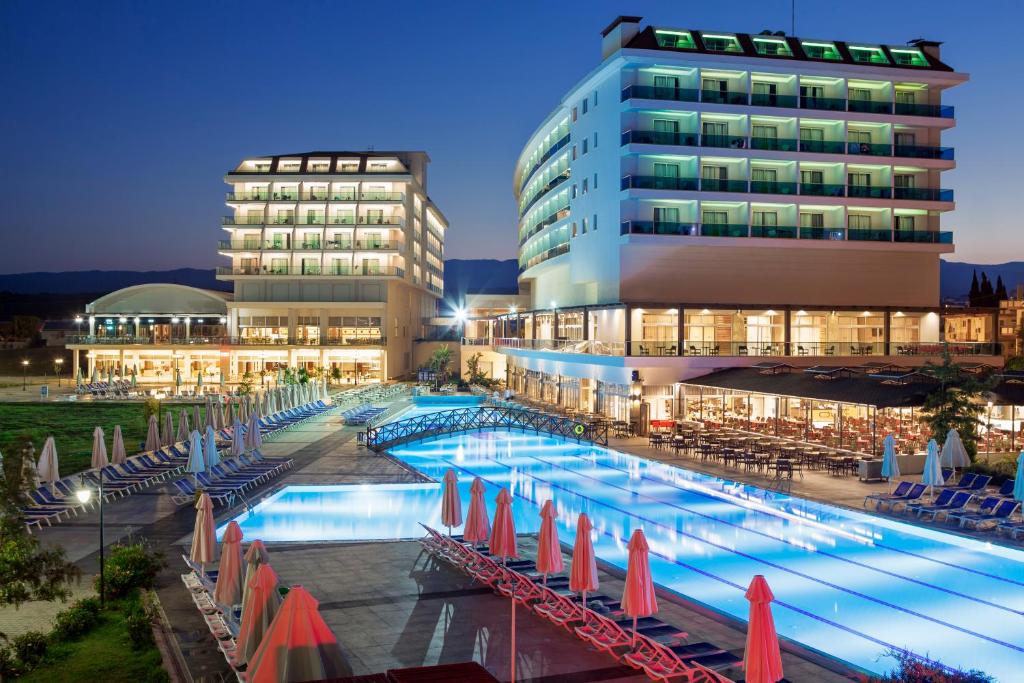 Kahya Resort Aqua & Spa – Hotel bij avond, Alanya