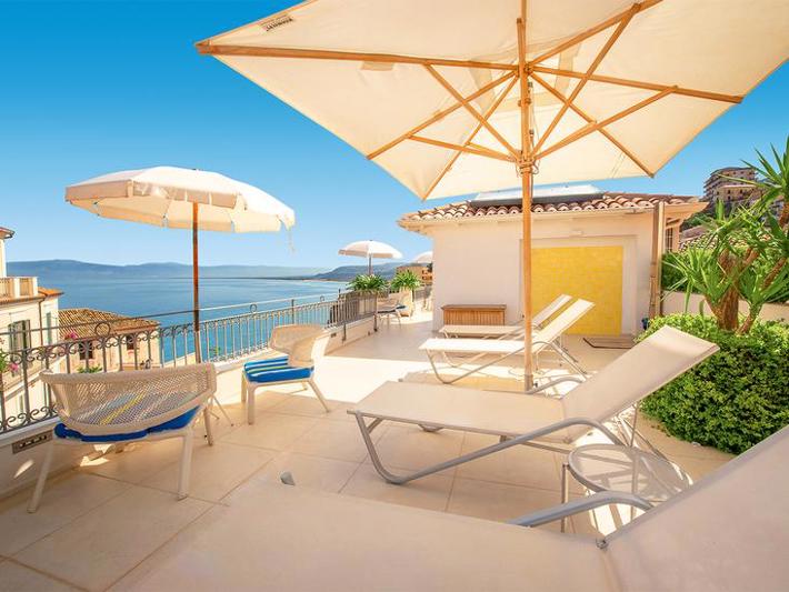 Piccolo Grand Hotel – Terras met ligbedden, Pizzo