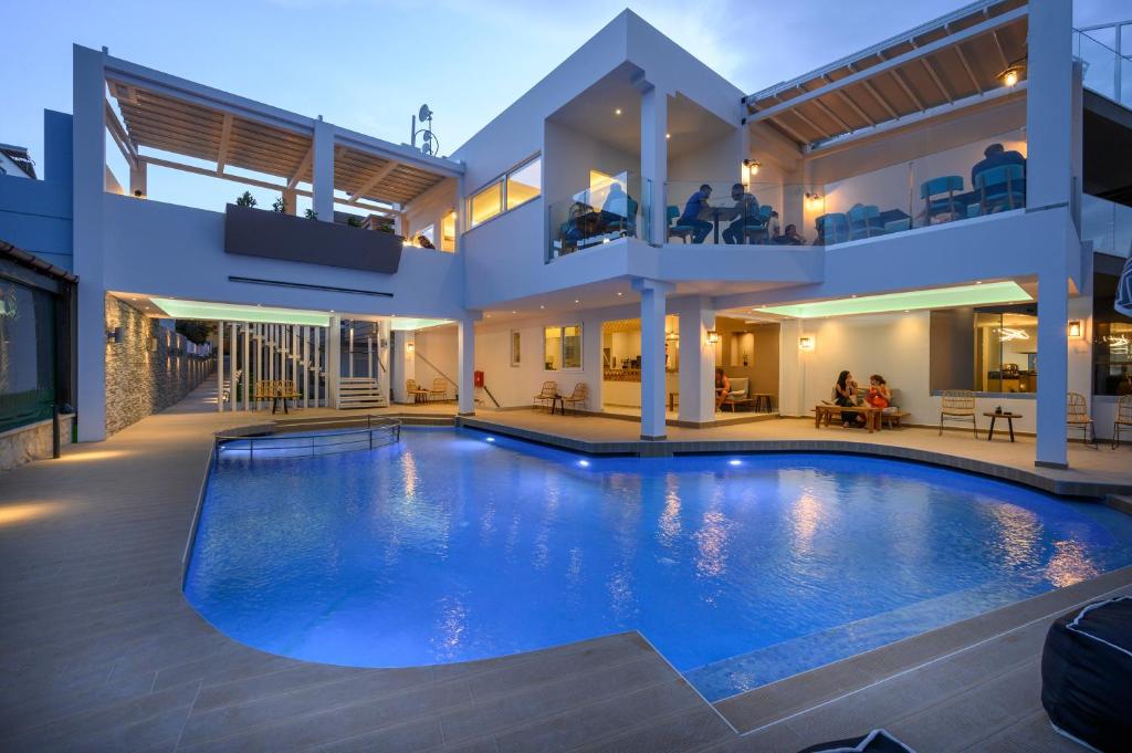Mare Boutique Hotel – Zwembad bij avond, Georgioupolis