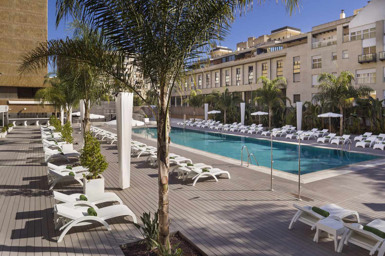 Meliá Lebreros – Zwembad met ligbedden, Sevilla
