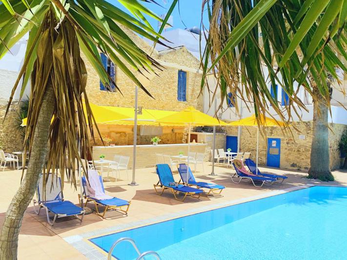 Bellos Hotel Apartments – Zwembad met ligbedden, Chersonissos