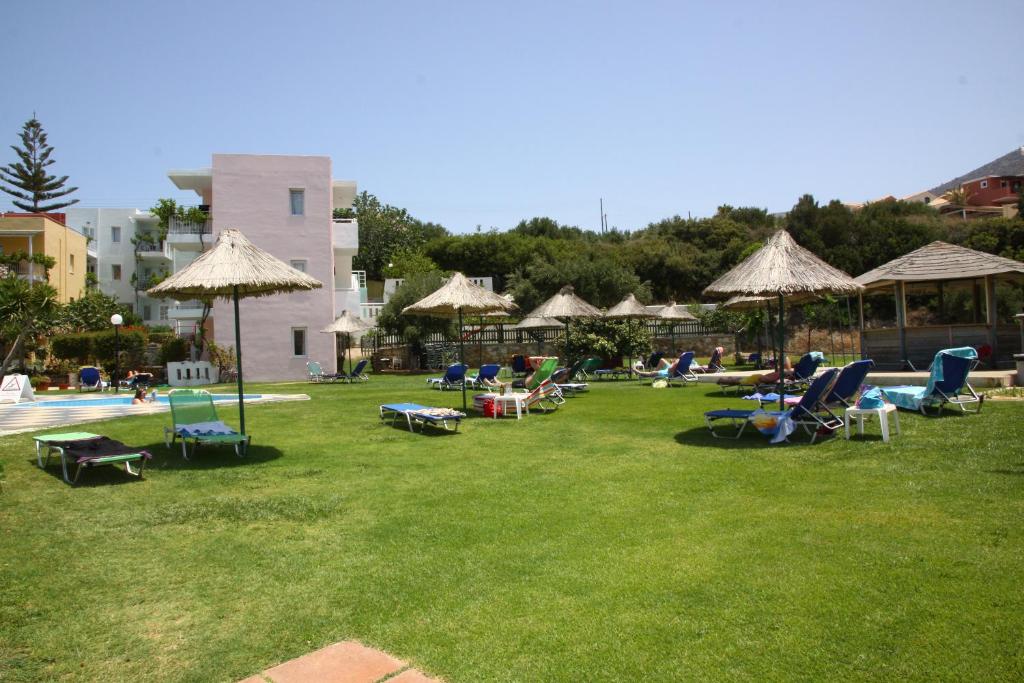 Bellos Hotel Apartments – Tuin met parasols, Chersonissos
