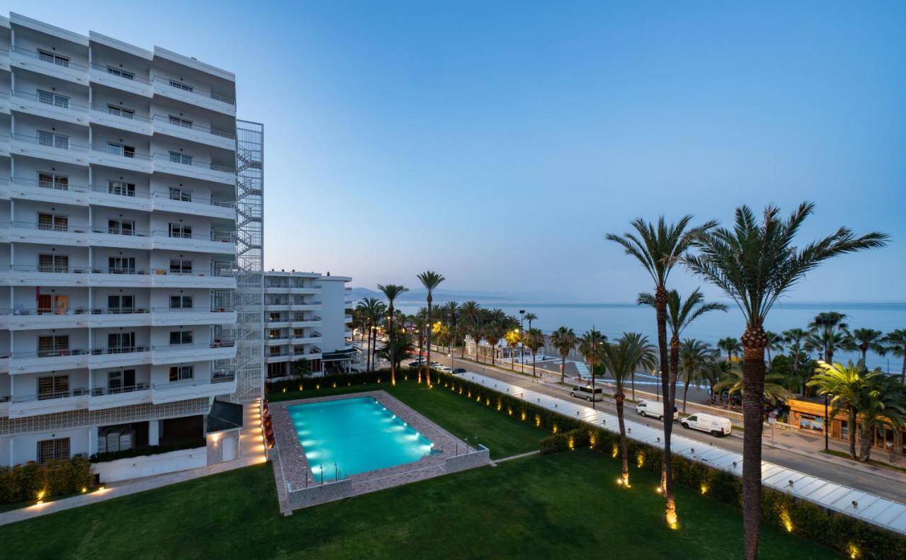 Hotel Apartamentos Bajondillo – Zwembad bij avond, Torremolinos
