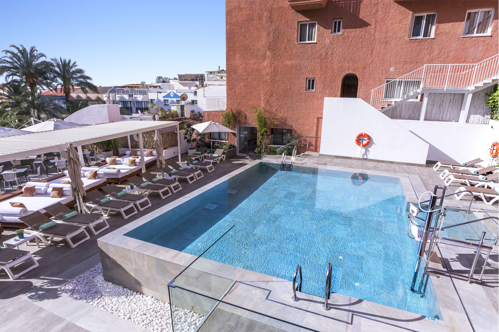 Hotel Fénix Torremolinos – Zwembad met ligbedden, Torremolinos