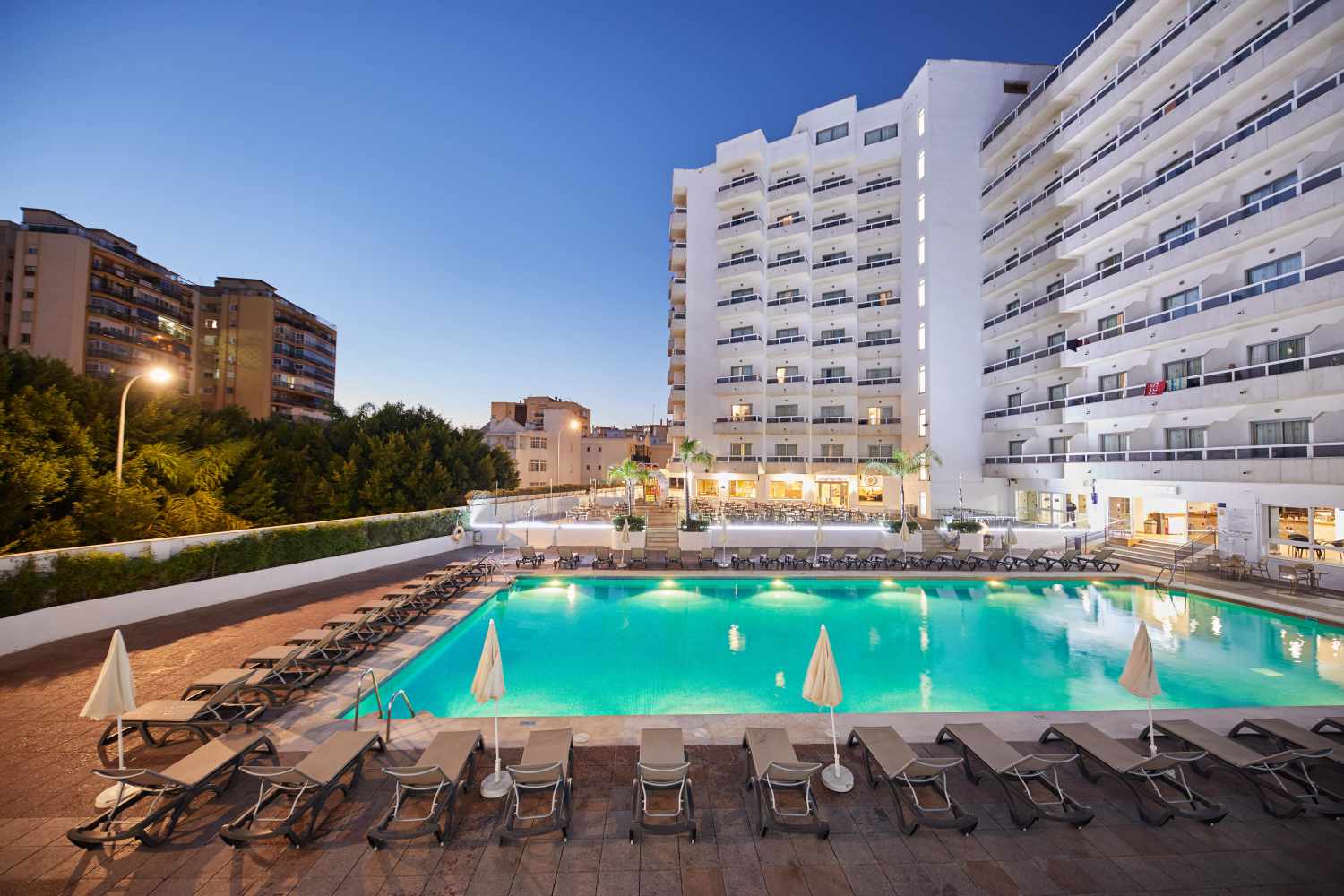 Sandos Griego – Zwembad bij avond, Torremolinos