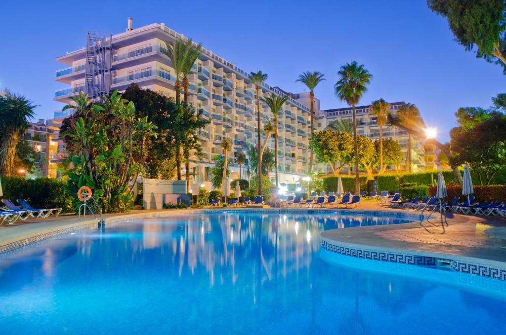 Palmasol – Zwembad bij schemering, Benalmadena