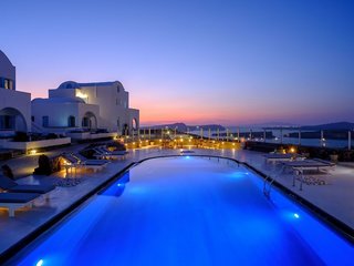Kalestesia Suites – Zwembad bij zonsondergang, Akrotiri