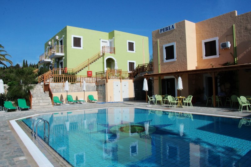 Perla Apartments – Zwembad met kleurrijke gevel, Agia Pelagia