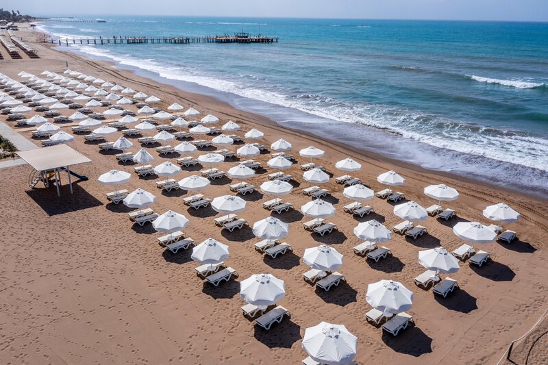 Barut GOIA – Strand met parasols, Side