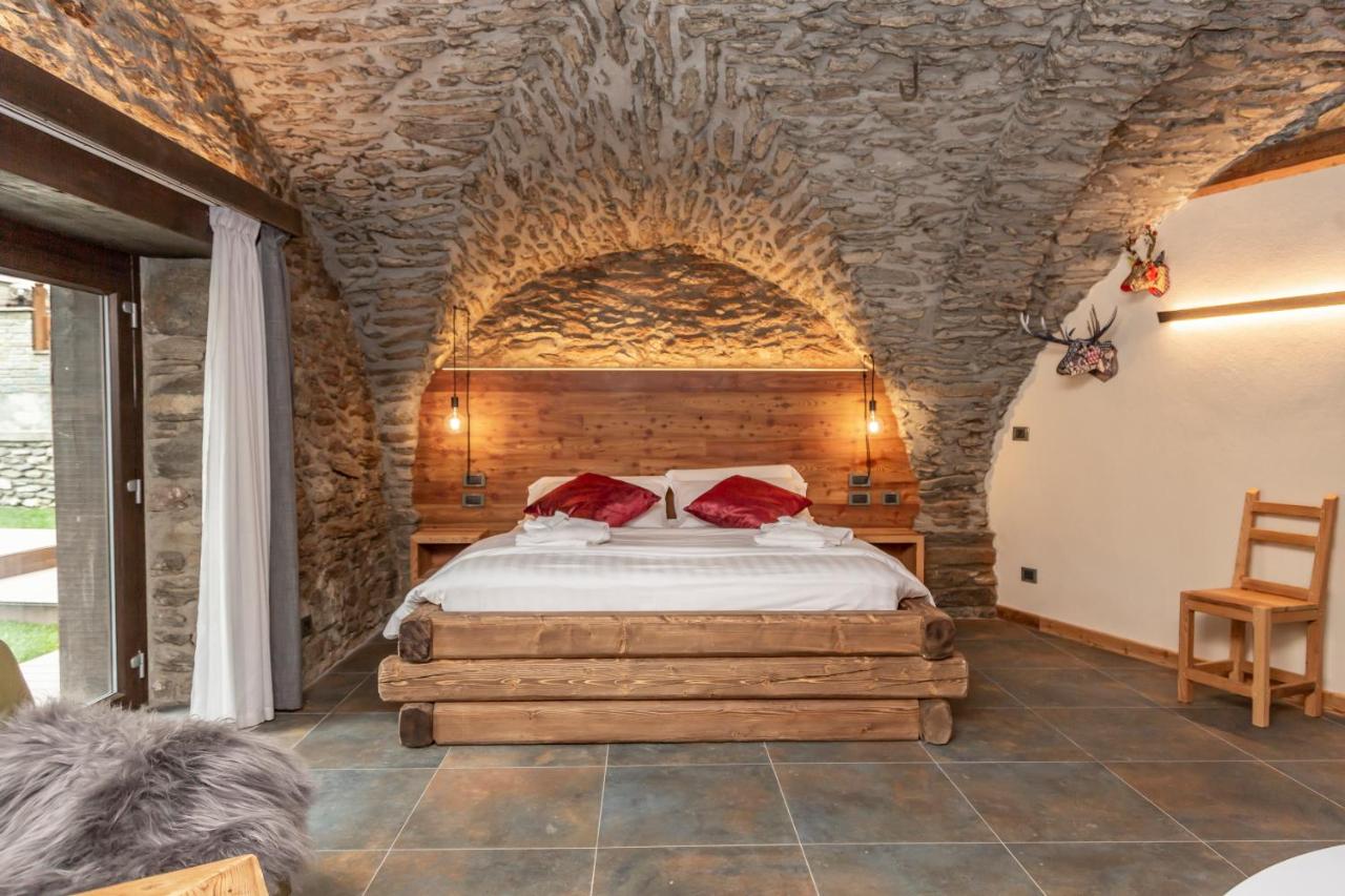Hotel K2 – Slaapkamer met stenen gewelf, Sauze d'Oulx